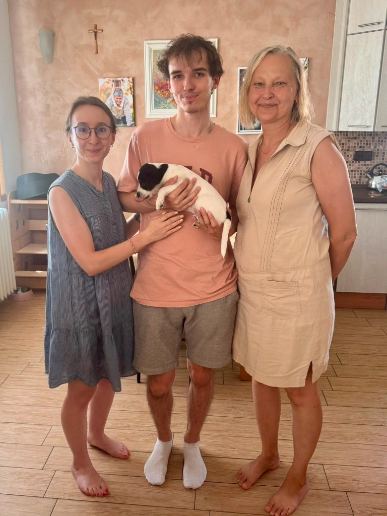 Chovatelka Alena Kadlecová předává fenečku Francezku (Marušku) novým majitelům Aničce a Fandovi do Prahy
